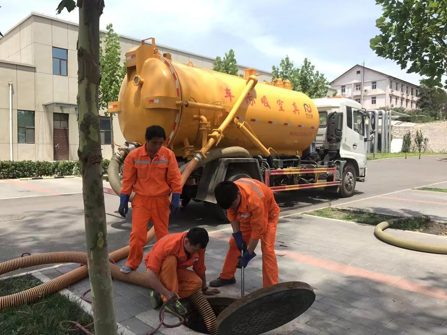 高场办事处管道疏通车停在窨井附近