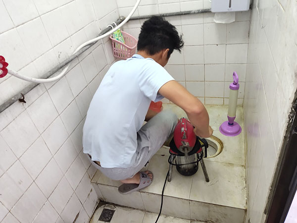 高场办事处管道堵塞冒臭气 专业师傅现场解决问题