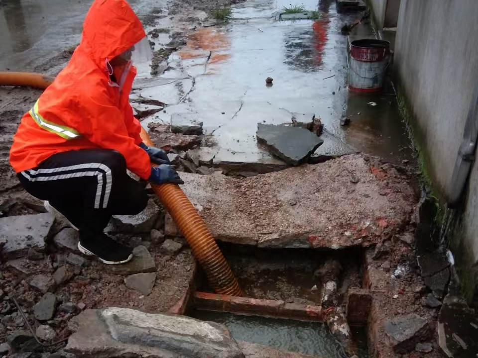 高场办事处专业清理污水池 炜誉市政以规范流程守护城市 “肠道”